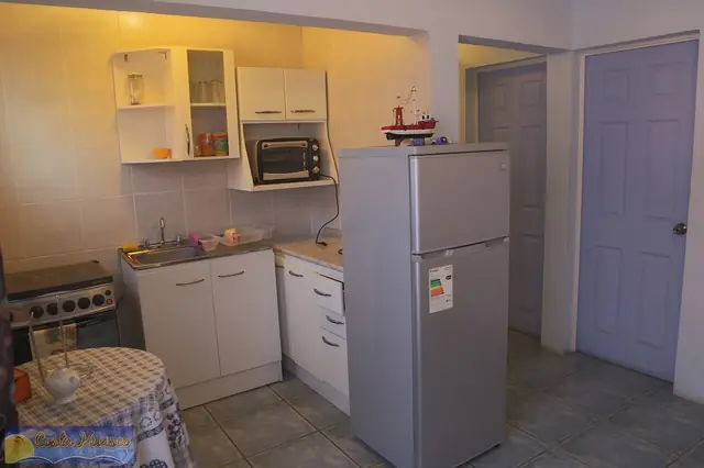 Cocina equipada con refrigerador, microondas y cocinilla