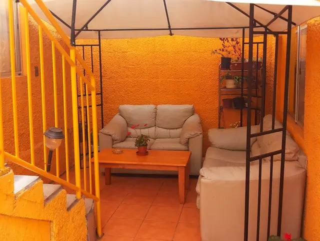 Sala de estar con sillones en el área común