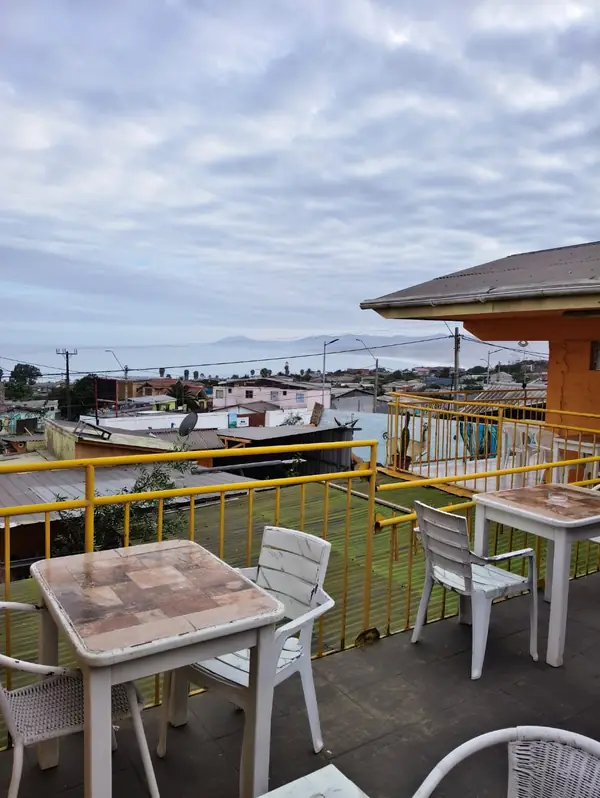 Terraza con mesas y vista a la bahía de Huasco