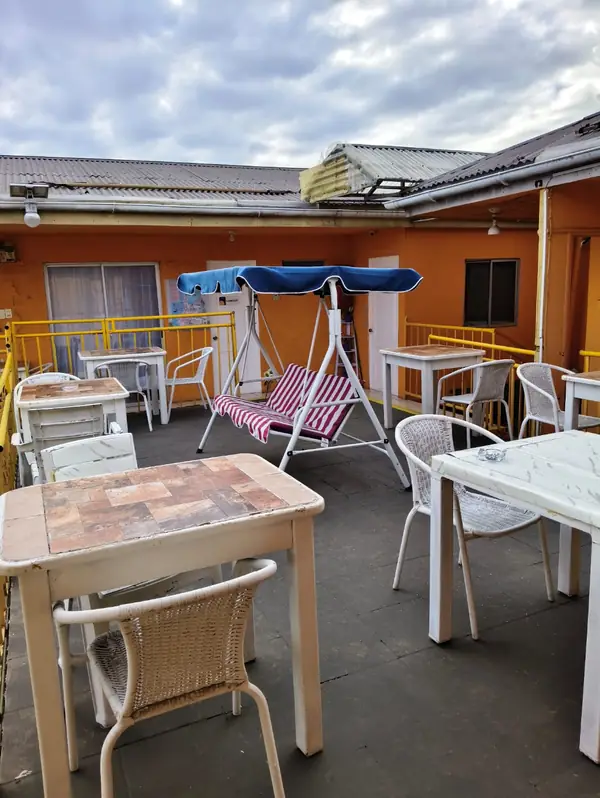 Terraza con mesas y vista a la bahía de Huasco