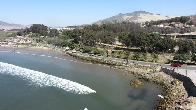 Vista aérea de la costanera y la bahía de Huasco