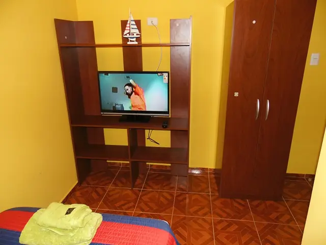 Habitación single con mueble de TV y closet